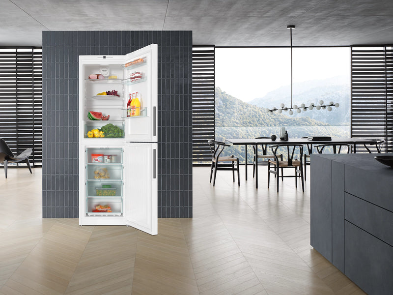Gråt køkken med miele fritstående kølefryseskab i hvidt