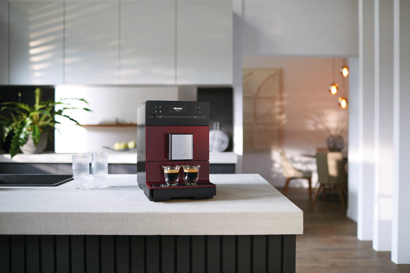 Smart rød og sort Miele espressomaskine i et køkken