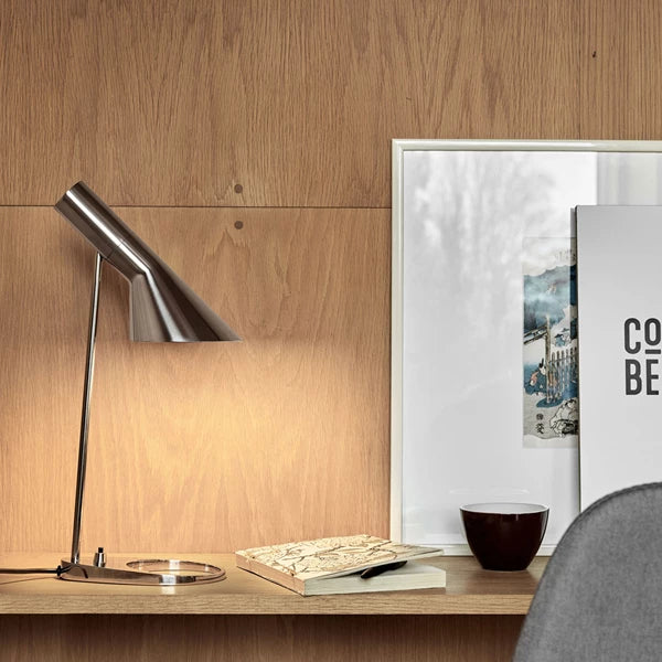 Skrivebord med den smukke og stilfulde Arne Jacobsen lampe i stål