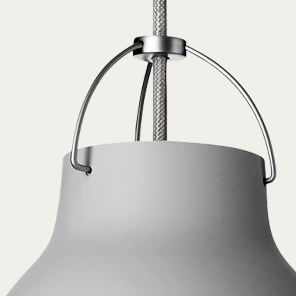 Caravaggio pendel lampe i grå set tæt på