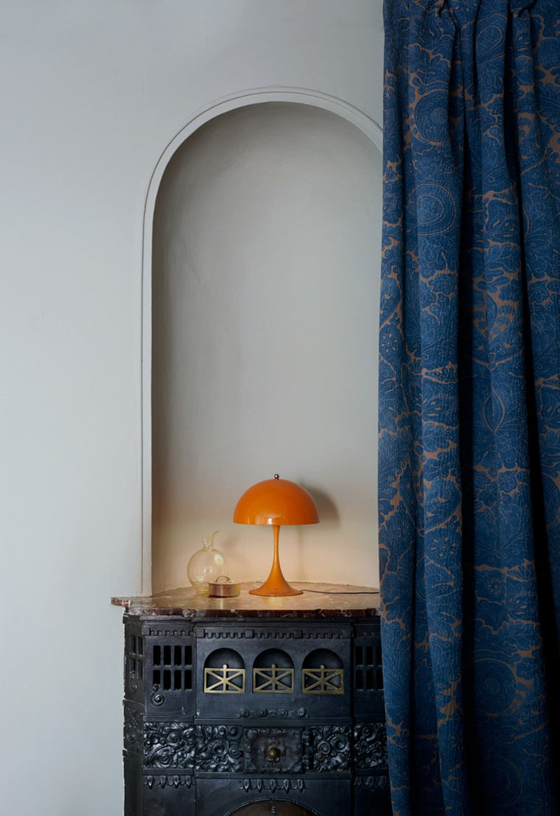 Panthella MINI Bordlampe Koral farvet fra Louis Poulsen