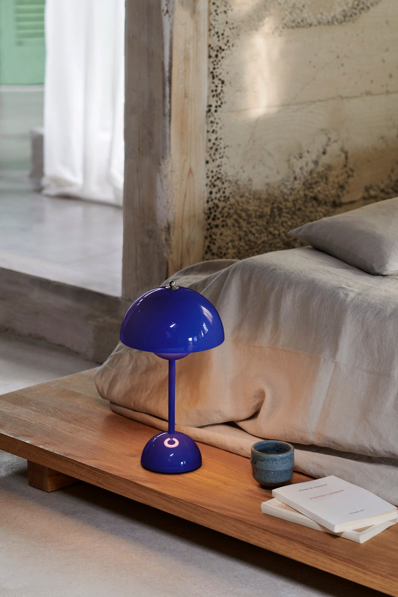 Smart kobolt blå bordlampe fra Flowerpot serien