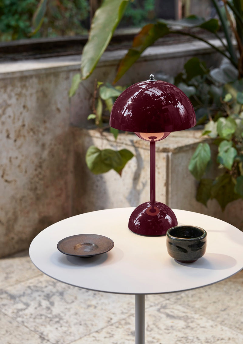 Smuk blank blommefarvet portable lampe fra &Tradition