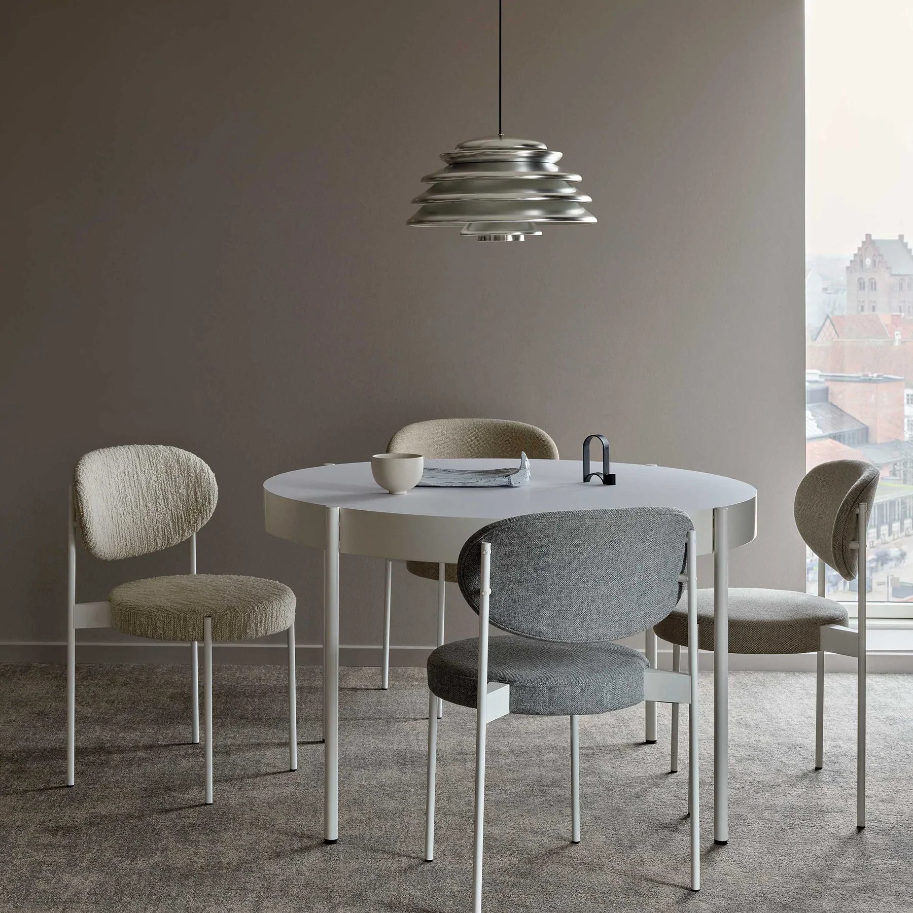 Verpan Hive Aluminium Pendel lampe monteret i loftet