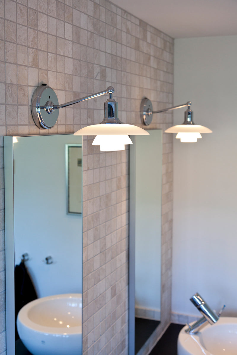 To smukke PH væglamper fra Louis Poulsen i et badeværelse