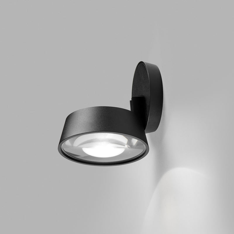 VANTAGE spotlampe i sort monteret på væg