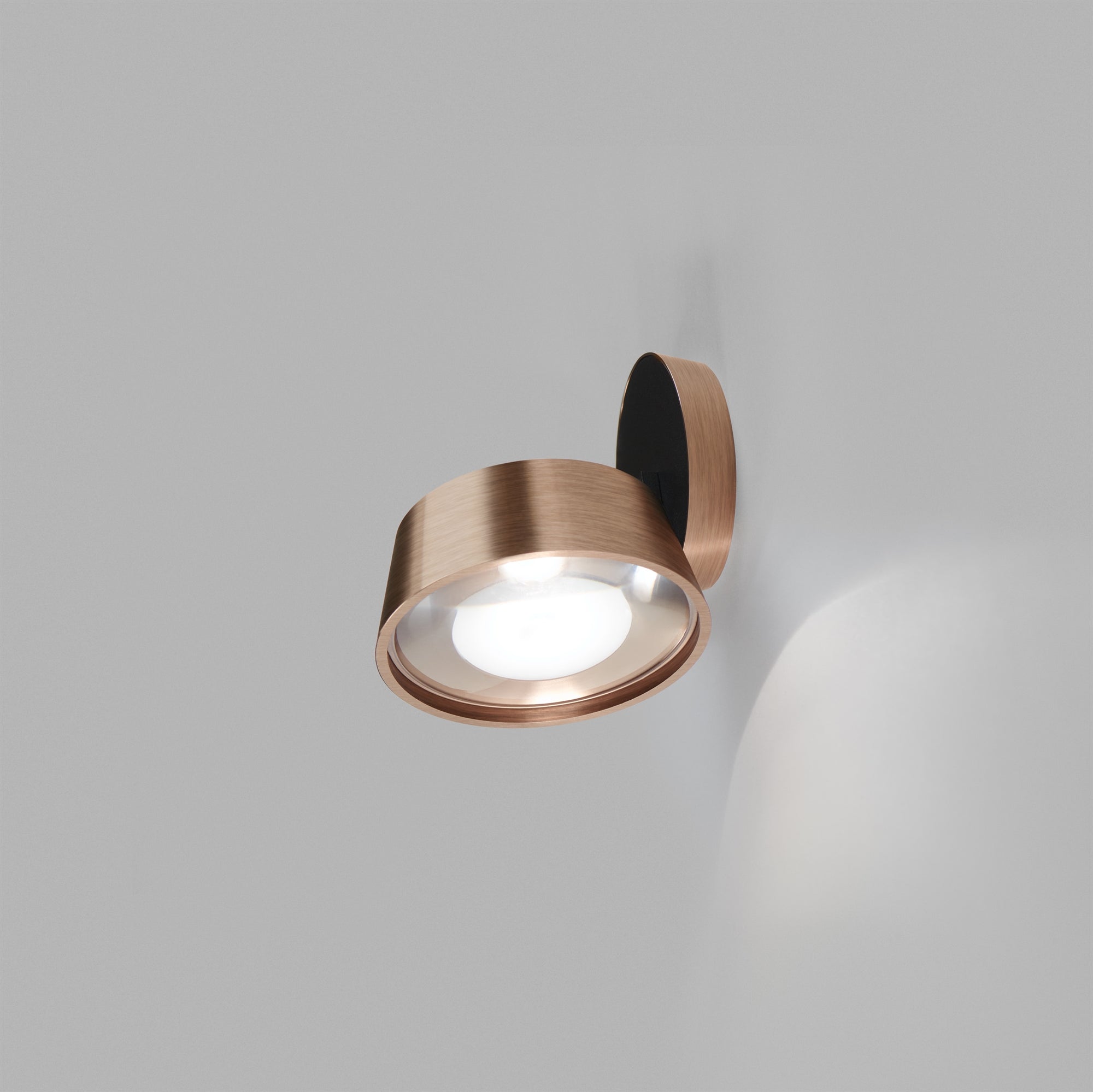 Rosegold spot fra Light-Point placeret på væg