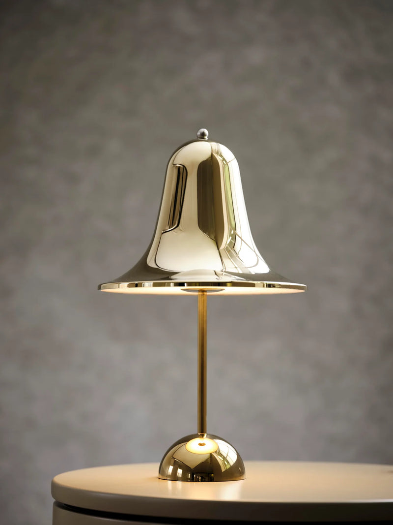 Pantop lampe i messing på lille bord