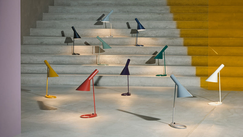 Mange Arne Jacobsen lamper på en trappe
