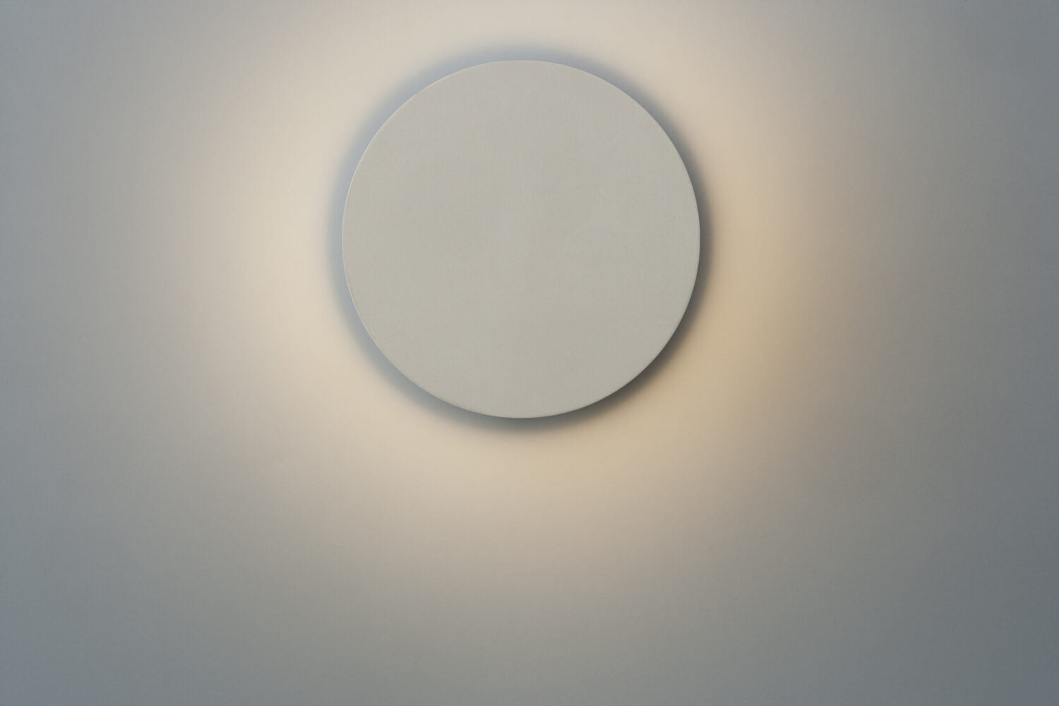 Dot Wall W120 fra Antidark set forfra med dens hyggelig stemningsbelysning