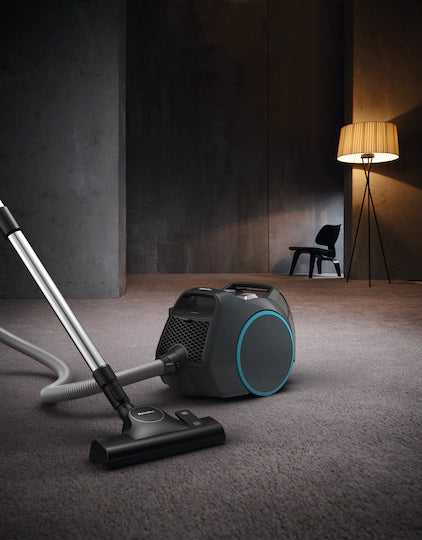 Miele Boost CX1 Powerline NRF0 Grafitgrå støvsuger i en stue
