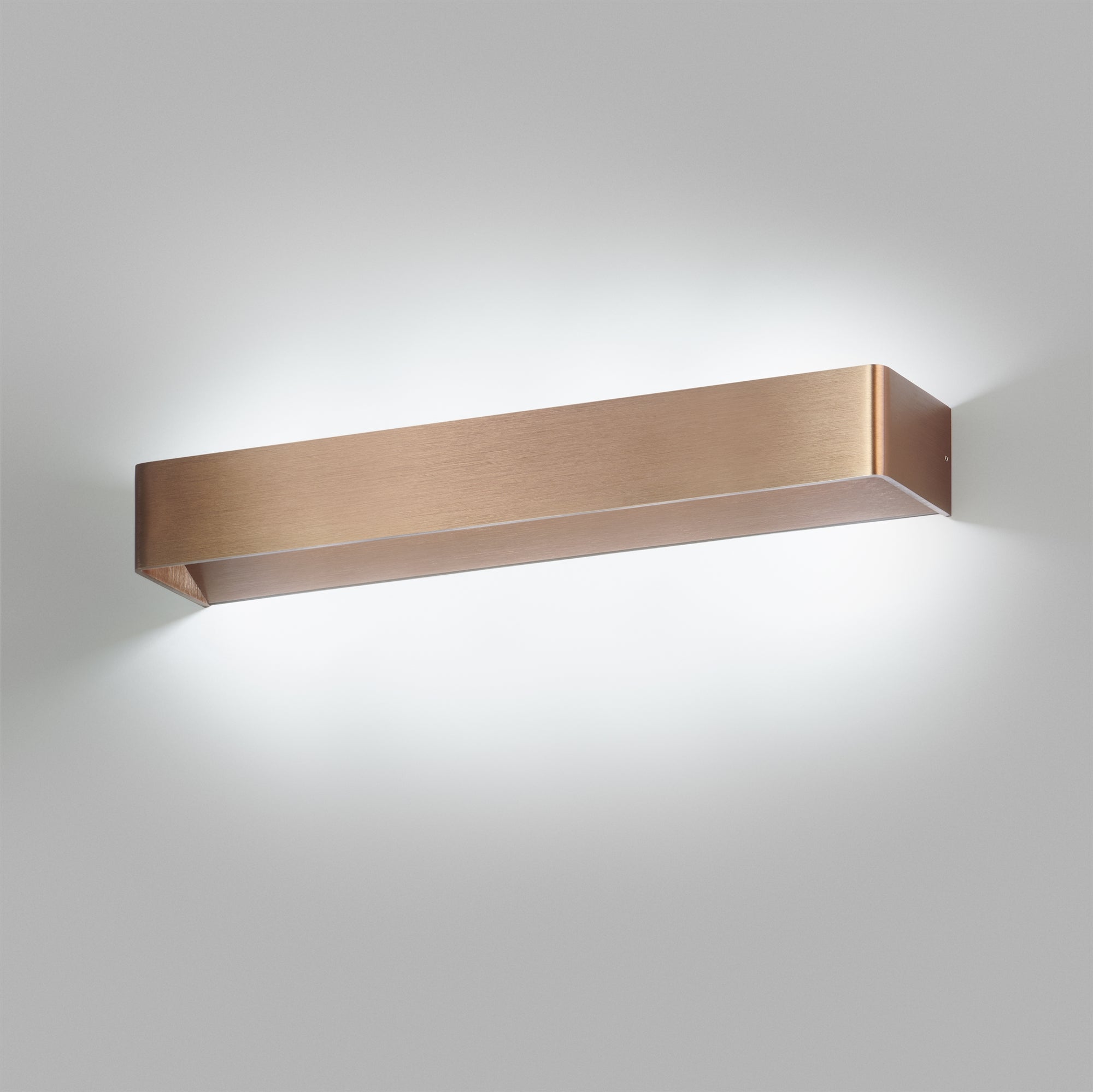 Smuk enkel rose gold væghængt lampe fra Light-Point