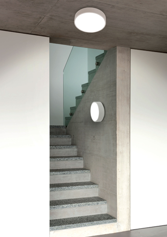 Stilfuld trappe med Antidarks Moon Plafond i hvid