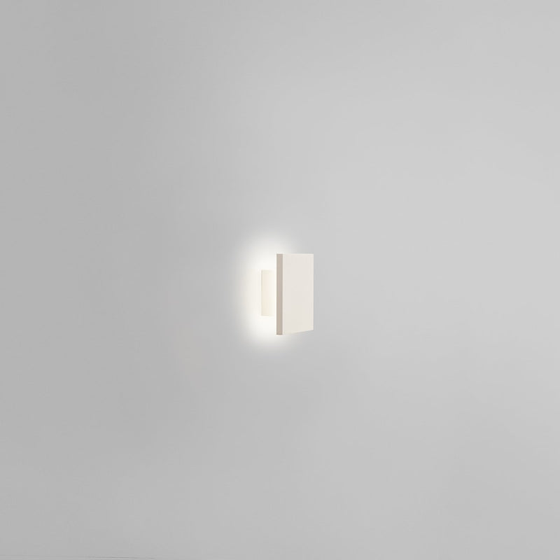 Enkel lille væglampe fra Light Point i hvid