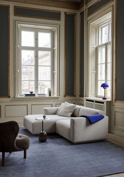 Den smukke kobolt blå VP3 bordlampe i en elegant stue