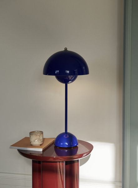 Et lille bord med en blå Flowerpot bordlampe