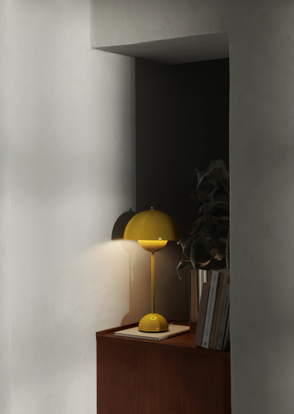 Elegant Verner Panton bordlampe VP3 i flot sennepsgul farve