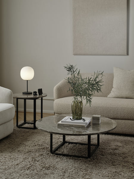 Den smukke Lantern lampe fra New Works placeret på hjørnebord i stue