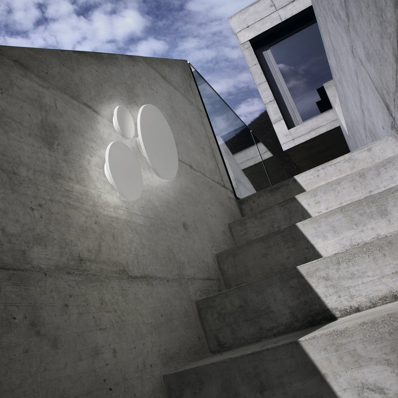 Hvide soho lamper fra light-point på betonvæg